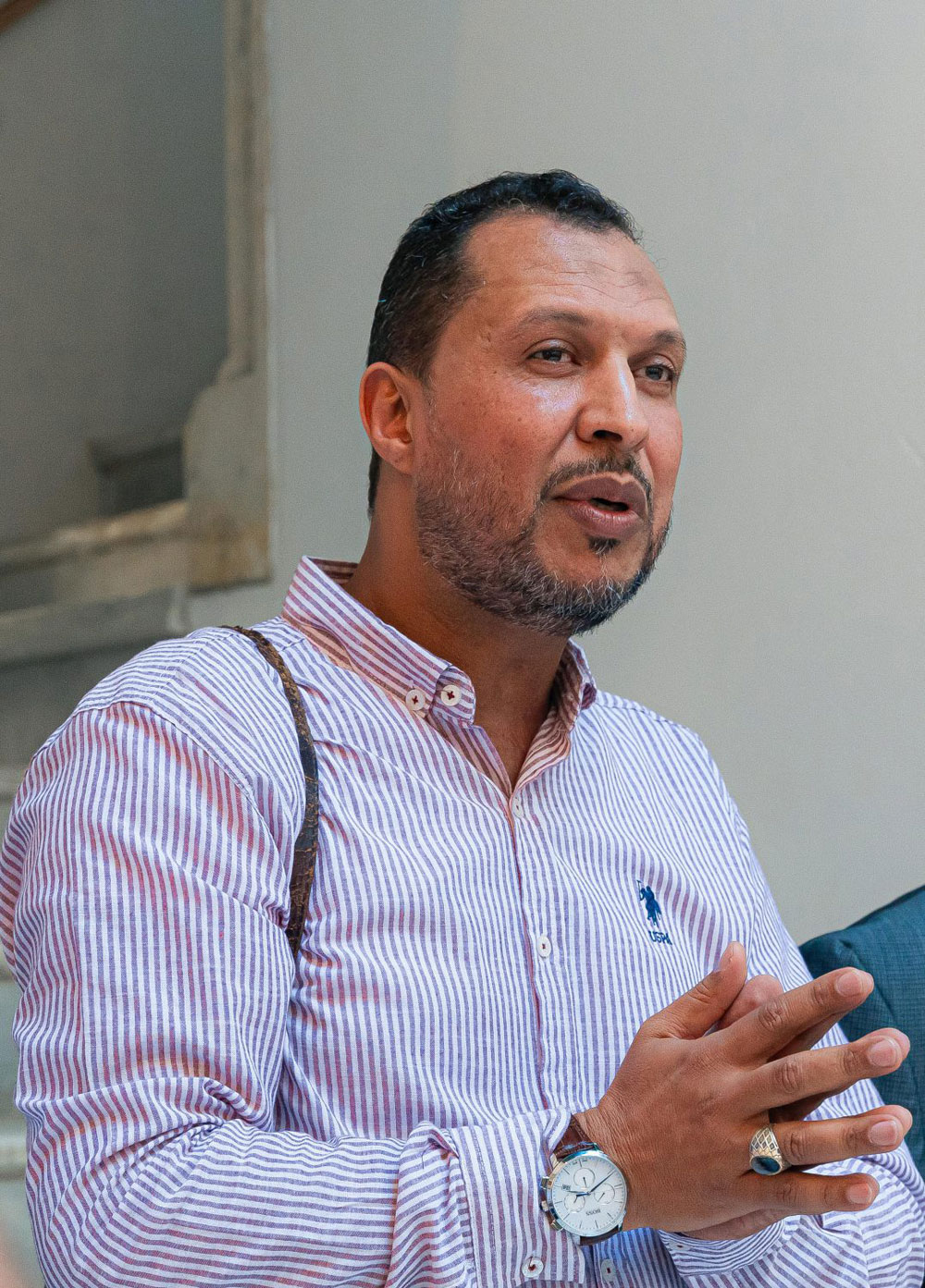 محمد الخروبي يحول الحرف إلى مدلول بصري يمزج بين رشاقة الخط وسحر التلوين والخامة
