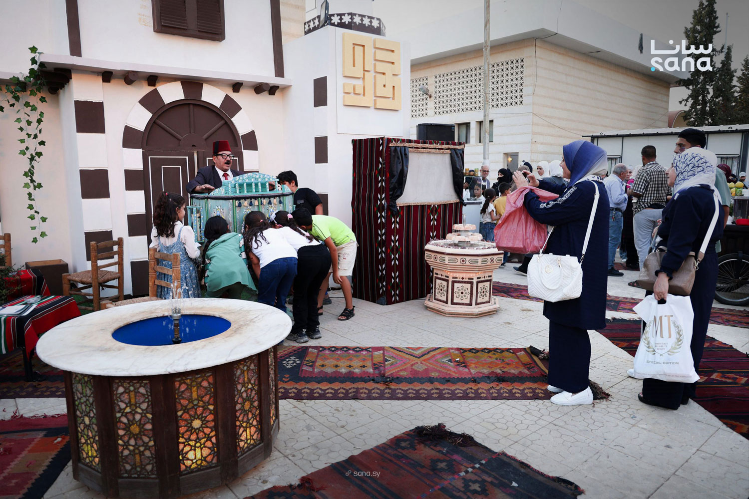 ◄ الألعاب الشعبية تمنح الحارة بعدًا آخر، خصوصًا مع حضور الأطفال الذين يتعاملون معها باعتبارها تجربة ممتعة أكثر من كونها درسًا في التراث