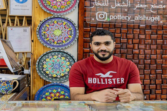 ◄ وراء كل قطعة فخار معروضة جهدٌ قد لا يلحظه المقتني